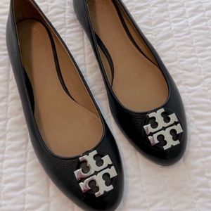 BRAND NEW NEVER WORN Tory Burch Black leather flats with silver emblem